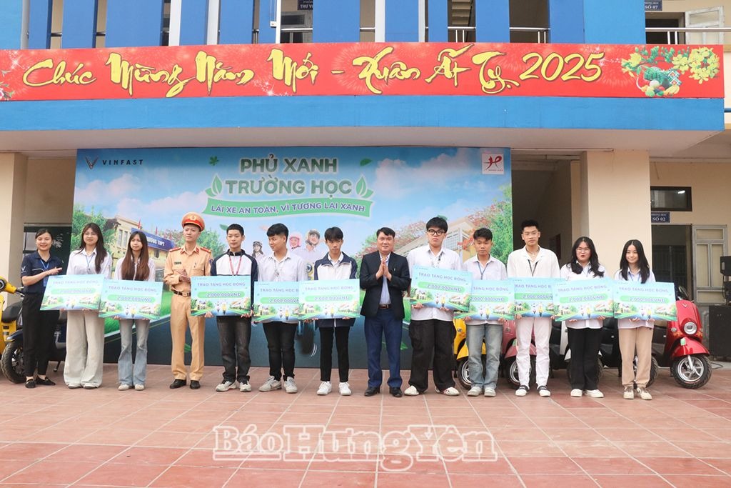 Trao học bổng tặng học sinh Trường THPT Tô Hiệu đạt thành tích xuất sắc trong học tập