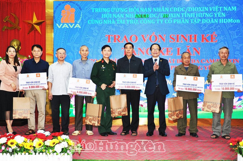 Trao quà tặng nạn nhân chất độc da cam