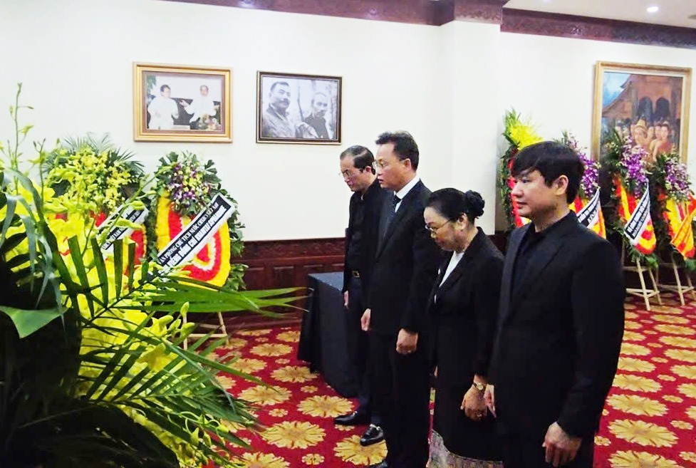 Đoàn đại biểu tỉnh Hưng Yên viếng đồng chí Khamtay Siphandone