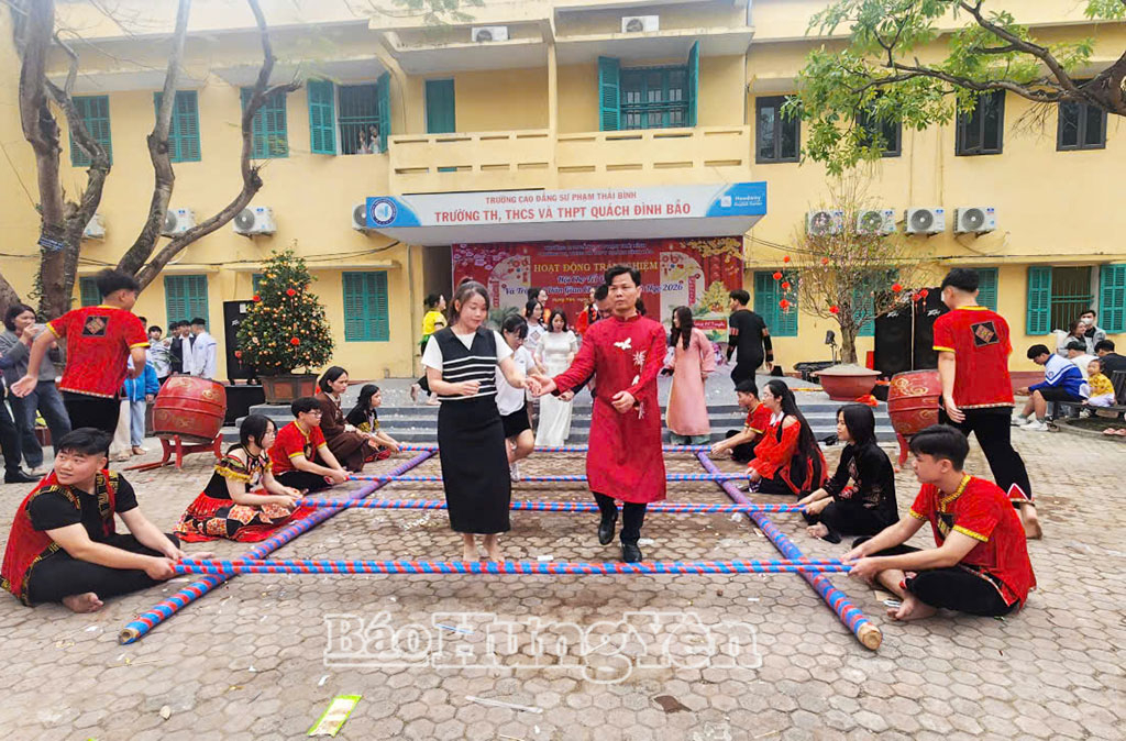 Trường TH, THCS và THPT Quách Đình Bảo: Hội chợ Tết quê em gây quỹ học bổng “Tiếp bước cho em đến trường”