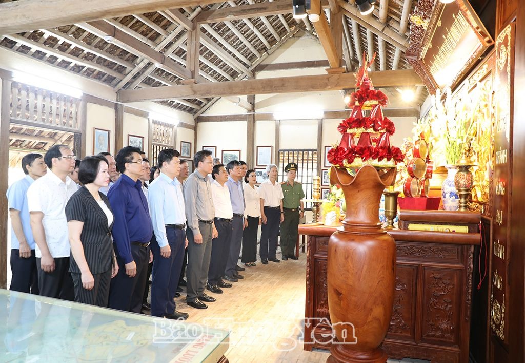 Dâng hương, dâng hoa tưởng nhớ Chủ tịch Hồ Chí Minh, Tổng Bí thư Nguyễn Văn Linh và tưởng niệm các anh hùng liệt sĩ