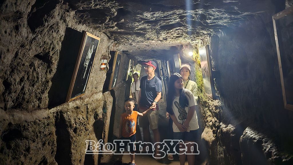 Về thăm huyền thoại trong lòng đất thép