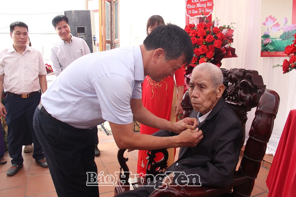 Phó Chủ tịch Thường trực HĐND tỉnh Lê Xuân Tiến trao Huy hiệu Đảng tặng đảng viên tại huyện Văn Lâm