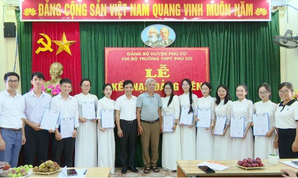 Phù Cừ: Kết nạp 22 đảng viên là học sinh THPT