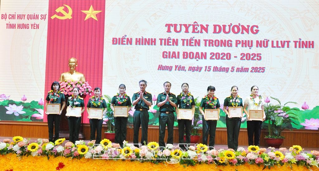 Tuyên dương điển hình tiên tiến trong phụ nữ lực lượng vũ trang tỉnh