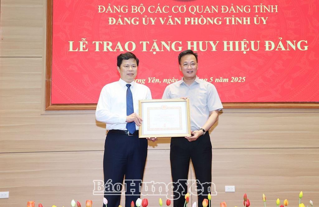 Trao Huy hiệu 30 năm tuổi Đảng tặng đồng chí Phó Bí thư Thường trực Tỉnh ủy, Chủ tịch HĐND tỉnh Trần Quốc Toản