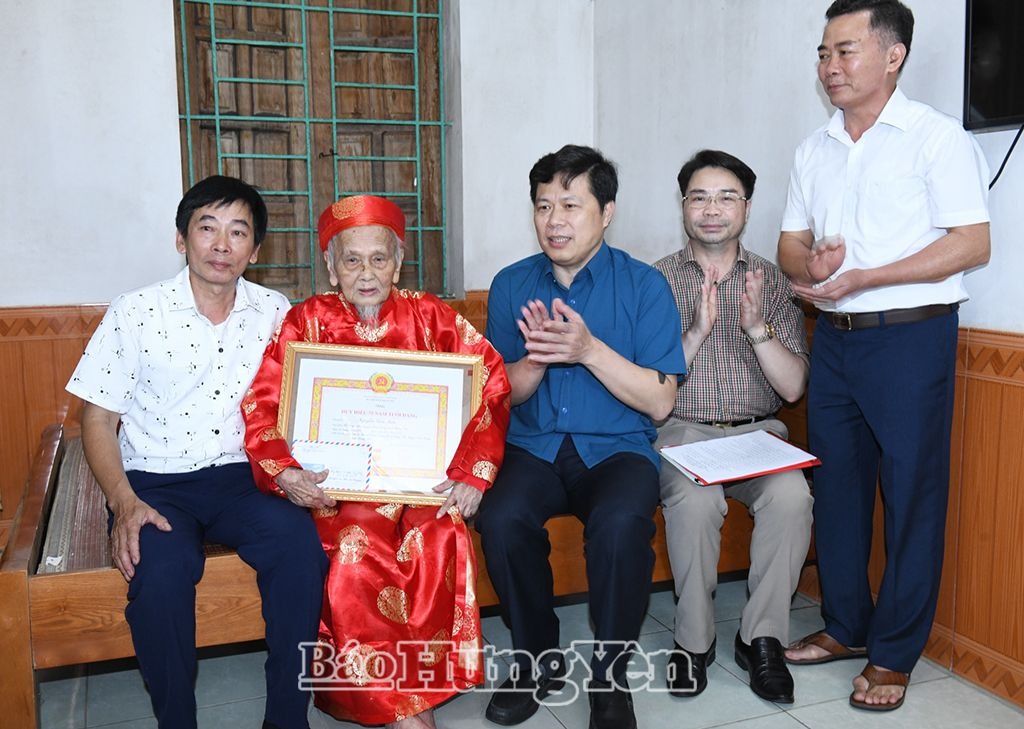 Phó Bí thư Thường trực Tỉnh ủy, Chủ tịch HĐND tỉnh Trần Quốc Toản trao Huy hiệu 75 năm tuổi Đảng tại các huyện: Tiên Lữ, Kim Động