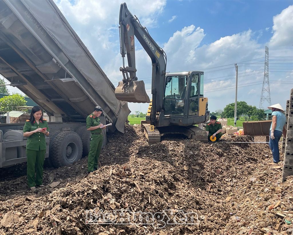 Phát hiện các đối tượng đang có hành vi chôn, lấp, đổ, thải chất thải công nghiệp ra môi trường tại Văn Lâm