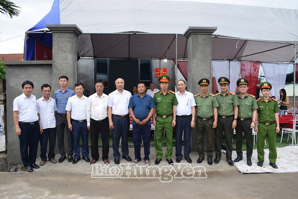 Khánh thành và bàn giao nhà tặng hộ nghèo, hộ có hoàn cảnh khó khăn