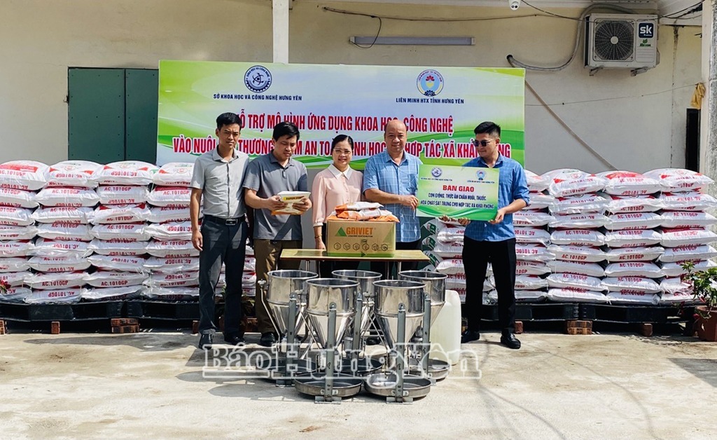 Liên minh Hợp tác xã tỉnh Bàn giao con giống, vật tư cho Hợp tác xã Khải Phong