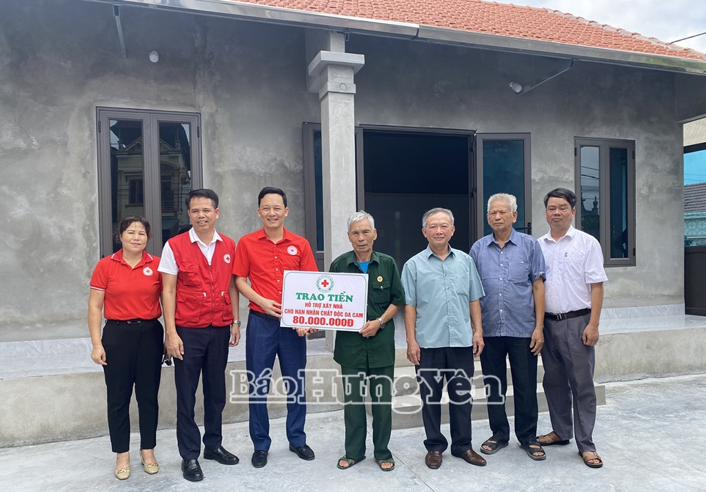 Trao tiền hỗ trợ xây nhà cho nạn nhân chất độc da cam