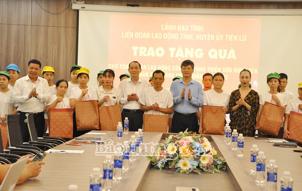 Phó Chủ tịch Thường trực HĐND tỉnh Lê Xuân Tiến tặng quà người lao động có hoàn cảnh khó khăn