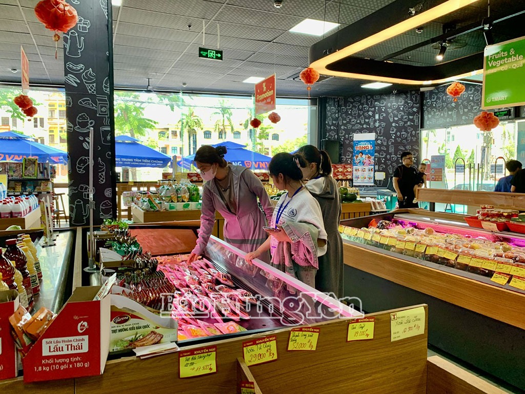 Người tiêu dùng dè dặt và thận trọng khi chọn mua thịt lợn