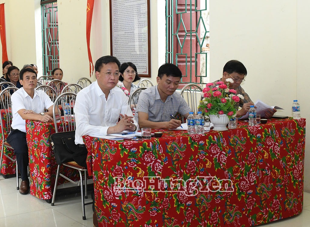 Bí thư Tỉnh ủy Nguyễn Hữu Nghĩa dự sinh hoạt đảng tại Chi bộ thôn Bằng Ngang