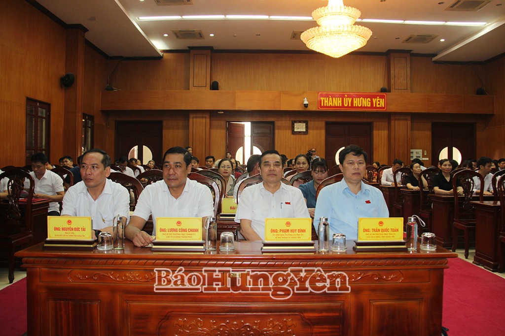 Phó Bí thư Thường trực Tỉnh ủy, Chủ tịch HĐND tỉnh Trần Quốc Toản và đại biểu HĐND tỉnh tiếp xúc cử tri thành phố Hưng Yên