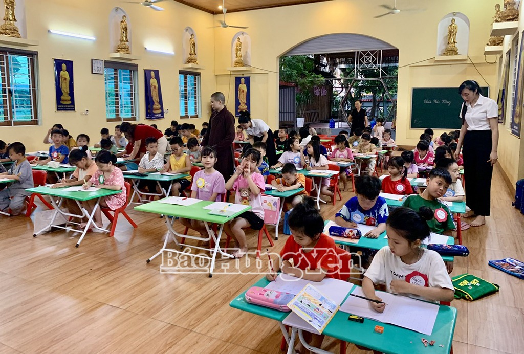 Lớp học miễn phí của những cô giáo trường làng ở Khoái Châu