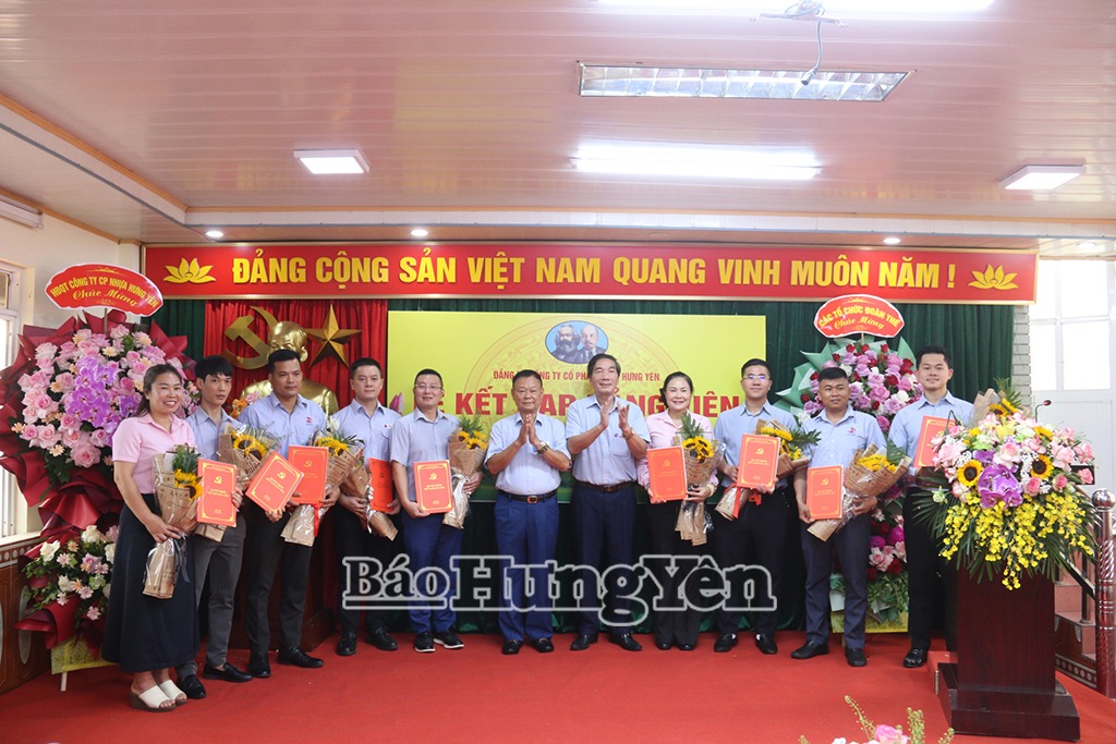 Đảng bộ Công ty cổ phần Nhựa Hưng Yên kết nạp 9 đảng viên mới