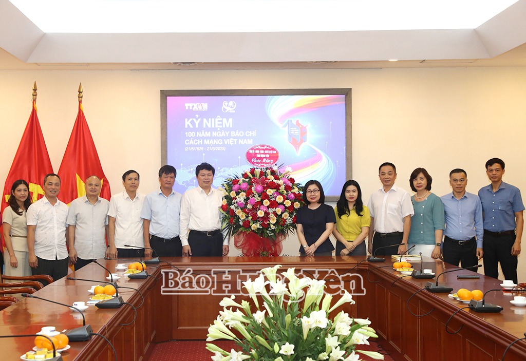 Đồng chí Trần Quốc Toản, Phó Bí thư Thường trực Tỉnh uỷ, Chủ tịch HĐND tỉnh chúc mừng cơ quan quản lý truyền thông, báo chí trung ương