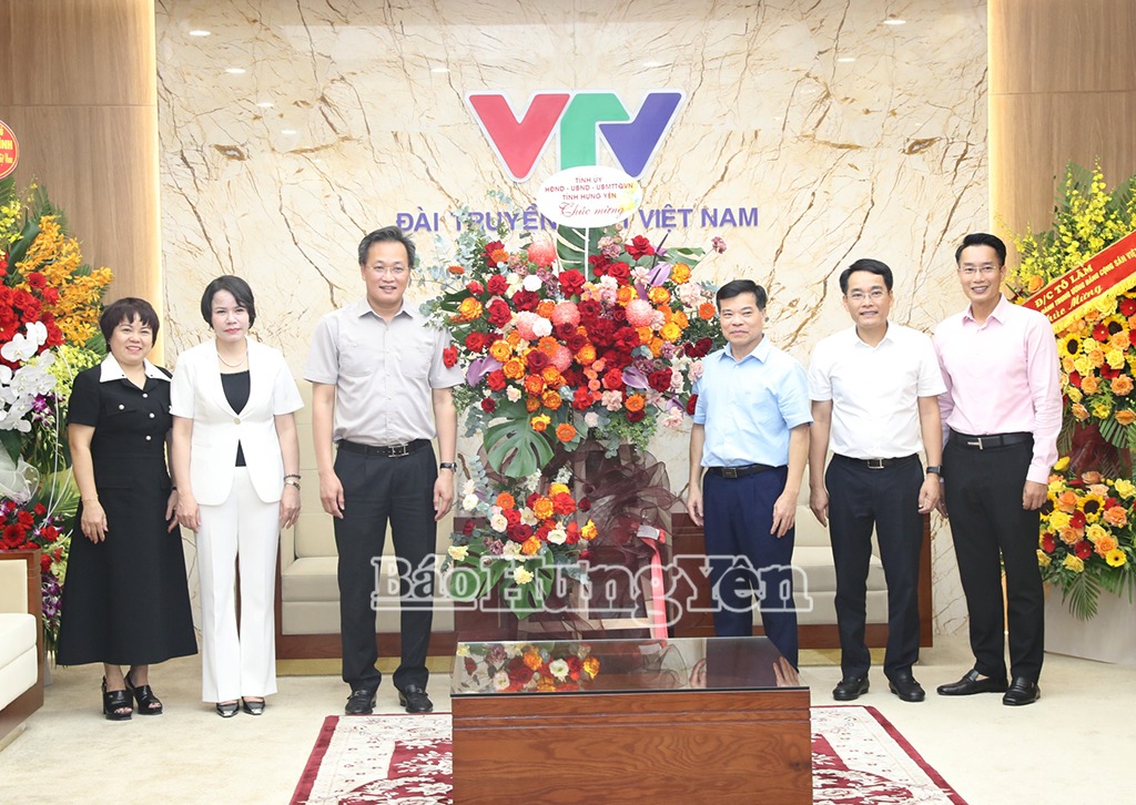 Bí thư Tỉnh ủy Nguyễn Hữu Nghĩa chúc mừng Ban Tuyên giáo và Dân vận Trung ương, các cơ quan báo chí Trung ương và của tỉnh