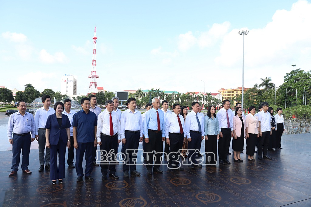 Dâng hoa tưởng niệm Tổng Bí thư Nguyễn Văn Linh