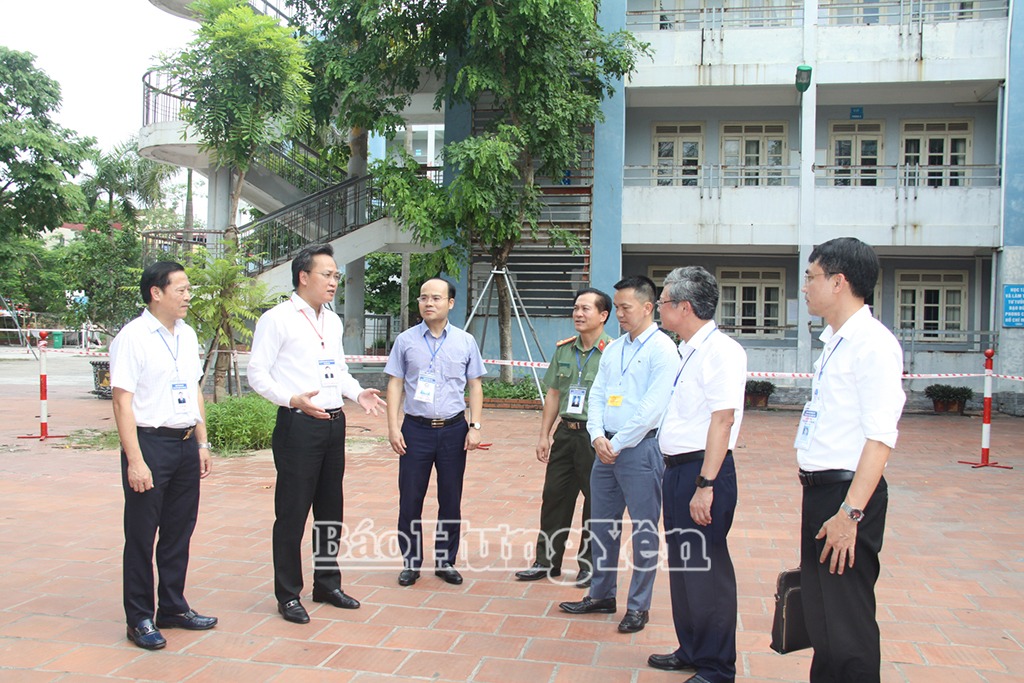 Bí thư Tỉnh ủy Nguyễn Hữu Nghĩa kiểm tra công tác tổ chức coi thi Kỳ thi tốt nghiệp THPT năm 2025