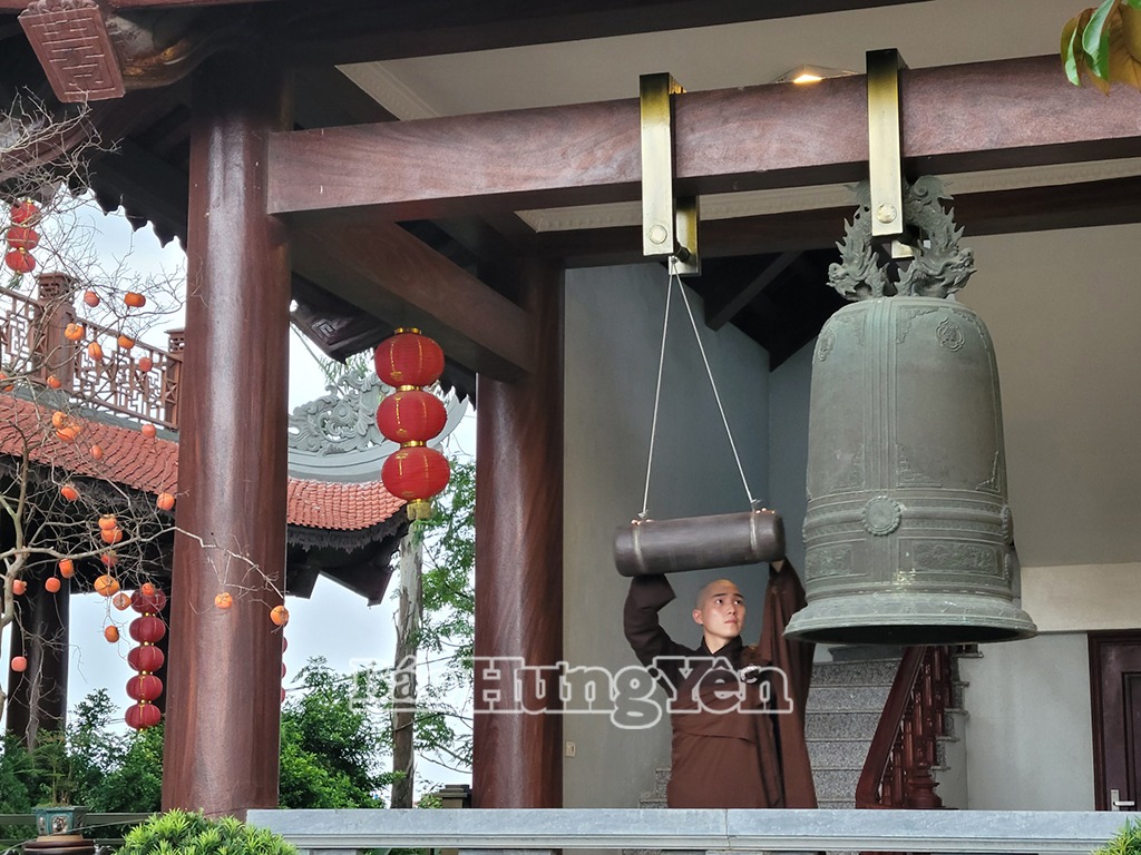 Các ngôi chùa đồng loạt cử ba hồi chuông, trống cầu nguyện quốc thái dân an