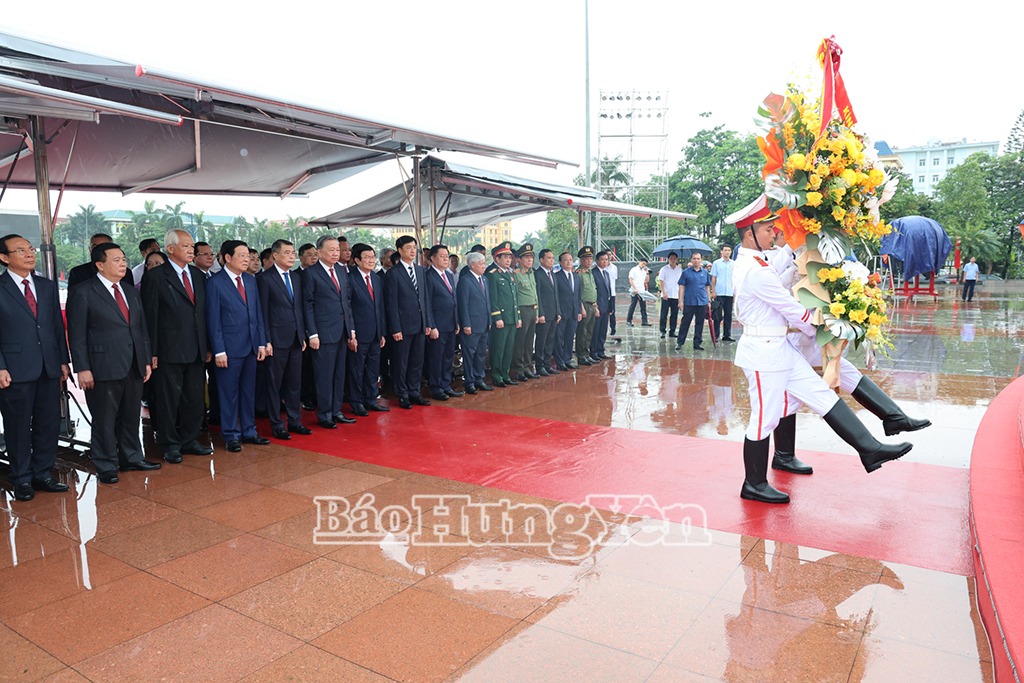 Dâng hương tưởng nhớ Tổng Bí thư Nguyễn Văn Linh