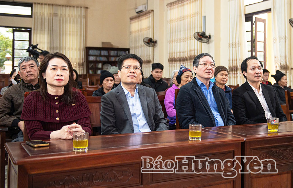 Đồng chí Phó Chủ tịch Ủy ban Trung ương MTTQ Việt Nam, Chủ tịch Hội Nông dân Việt Nam Lương Quốc Đoàn dự chương trình tặng quà Tết tại xã A Sào