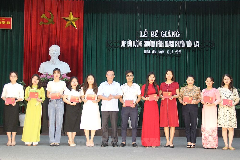 Bế giảng lớp bồi dưỡng chương trình ngạch chuyên viên K43