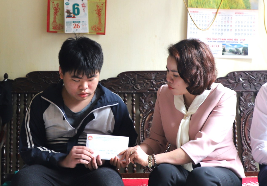 Lãnh đạo Ủy ban MTTQ Việt Nam tỉnh trao tiền hỗ trợ trẻ em có cha, mẹ tử vong do tai nạn giao thông