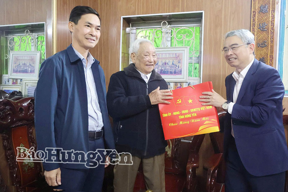 Đồng chí Giám đốc Sở Giáo dục và Đào tạo Phạm Đồng Thụy trao quà Tết tại xã Kiến Xương