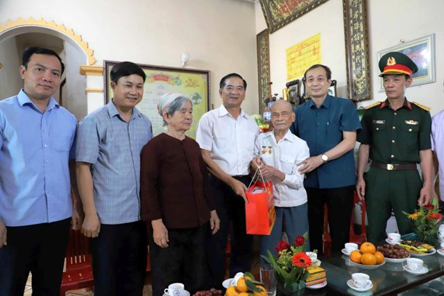 Đồng chí Đặng Ngọc Quỳnh thăm tặng quà gia đình chính sách chiến sĩ Điện Biên Phủ