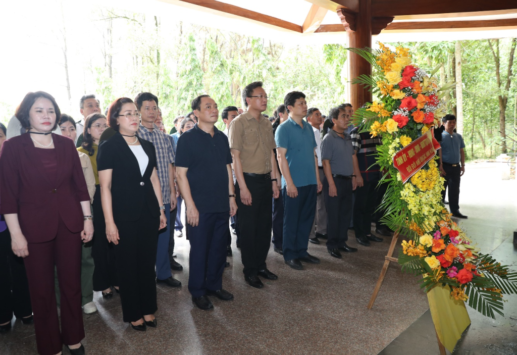 Đoàn cán bộ tỉnh dâng hương, dâng hoa tại Khu di tích lịch sử cấp quốc gia đặc biệt Ngã ba Đồng Lộc