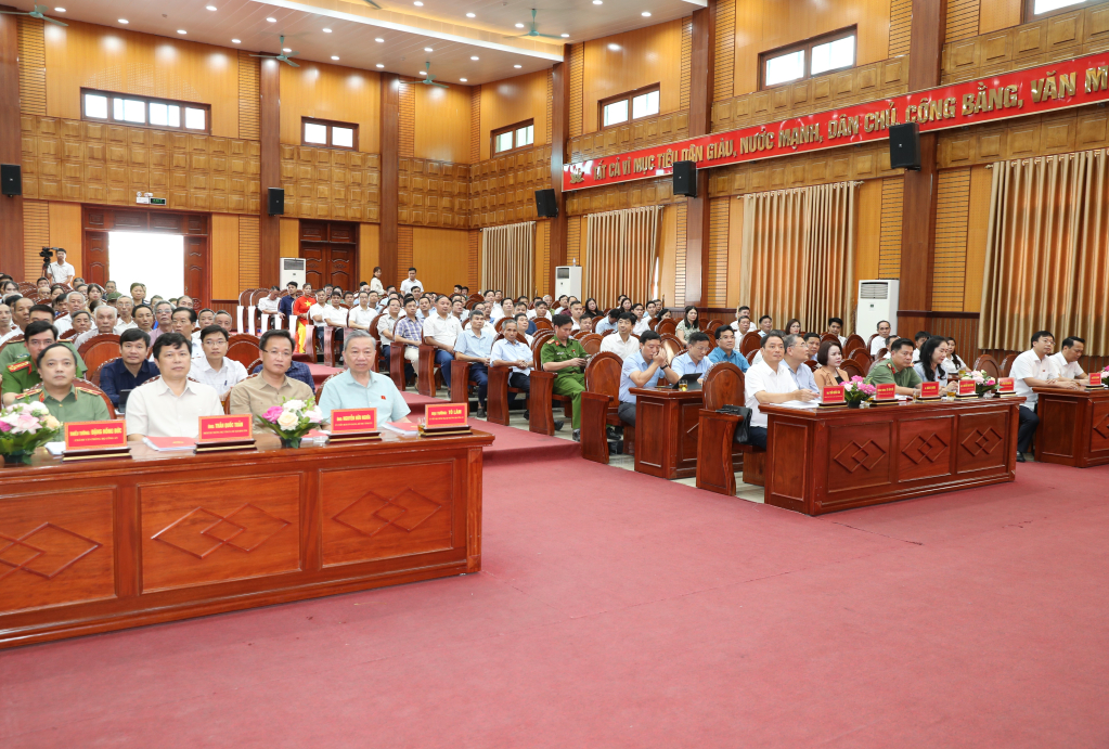 Bộ trưởng Bộ Công an Tô Lâm và các đại biểu Quốc hội tiếp xúc cử tri huyện Văn Lâm