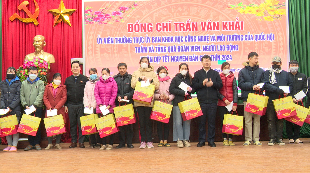 Đồng chí Trần Văn Khải thăm tặng quà đoàn viên, người lao động nhân dịp tết nguyên đán Giáp Thìn