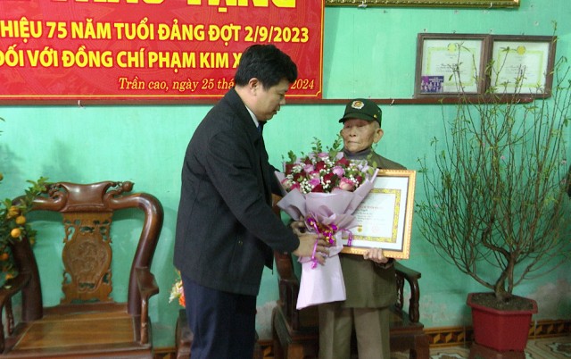 Đồng chí Phó Bí thư Thường trực Tỉnh ủy Trần Quốc Toản trao huy hiệu 75 năm tuổi Đảng cho đảng viên