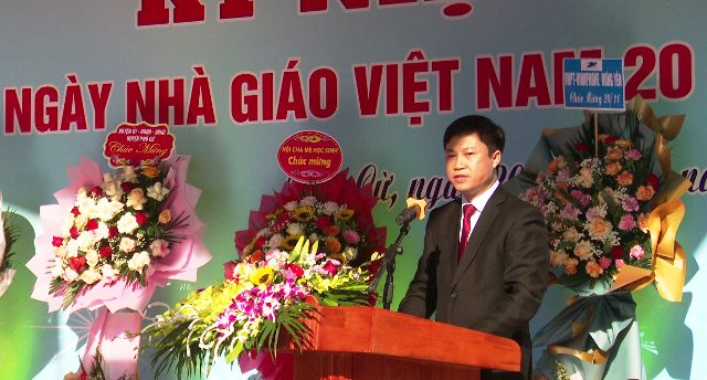 Các đồng chí lãnh đạo huyện chúc mừng ngày Nhà giáo Việt Nam 20/11 tại các nhà trường trên địa bàn huyện Phù Cừ