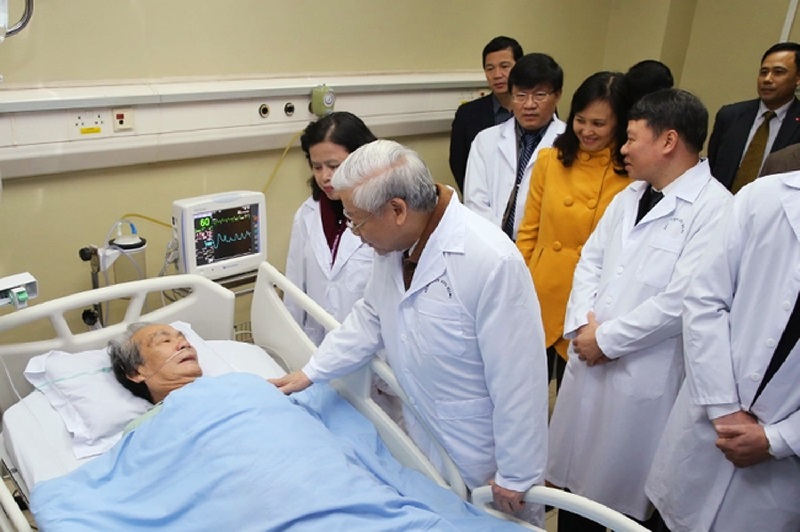 Hoàn thiện thể chế, chính sách về chăm sóc sức khỏe, bảo đảm quyền tiếp cận dịch vụ chăm sóc sức khỏe cho mọi người dân