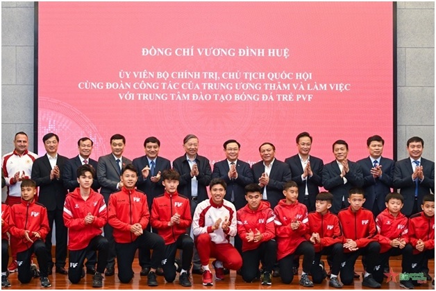 Chủ tịch Quốc hội Vương Đình Huệ thăm Trung tâm Đào tạo bóng đá trẻ PVF