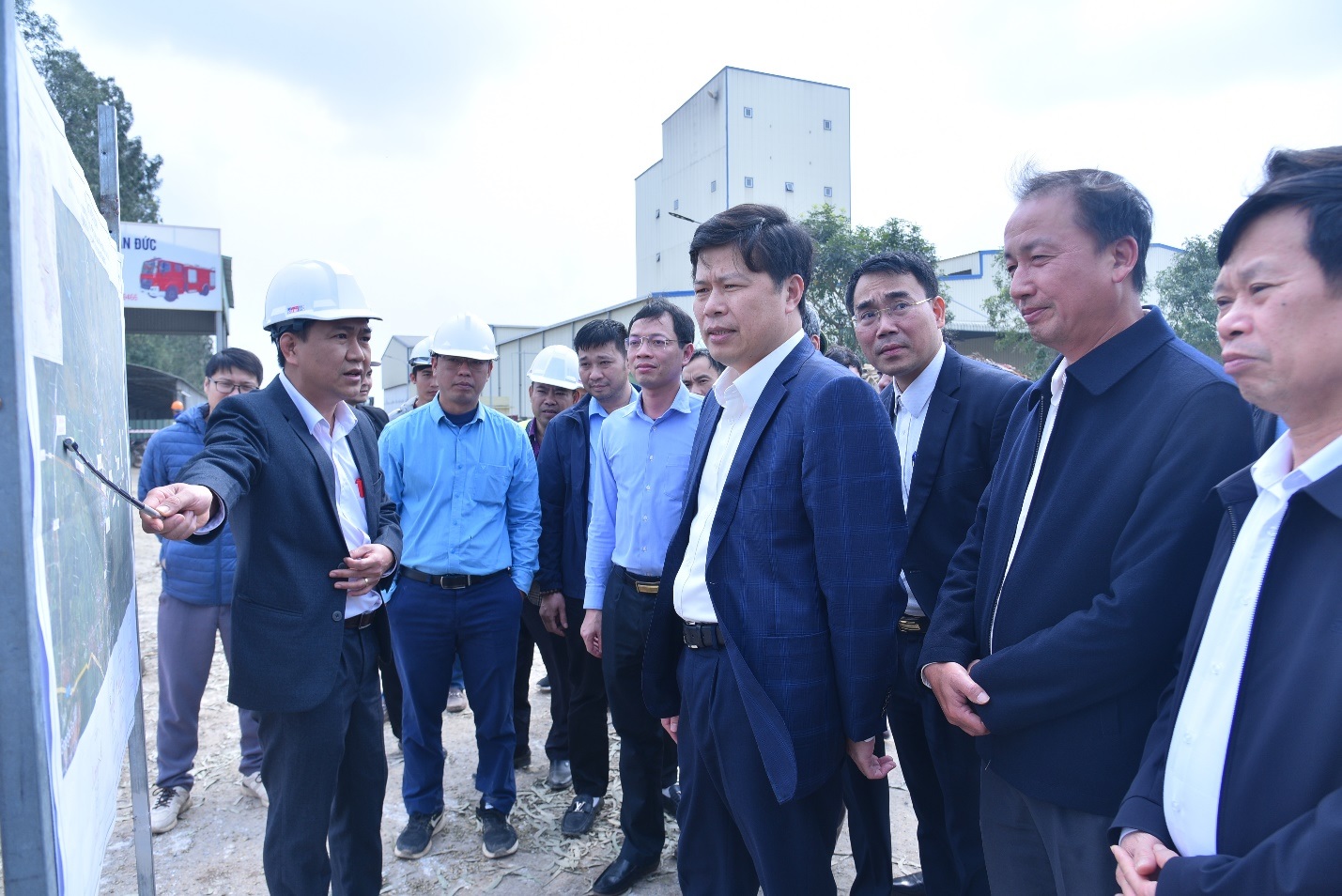 Đồng chí Trần Quốc Toản - Phó Bí thư Thường trực Tỉnh ủy, Chủ tịch HĐND tỉnh kiểm tra, đôn đốc tiến độ triển khai dự án giao thông trọng điểm