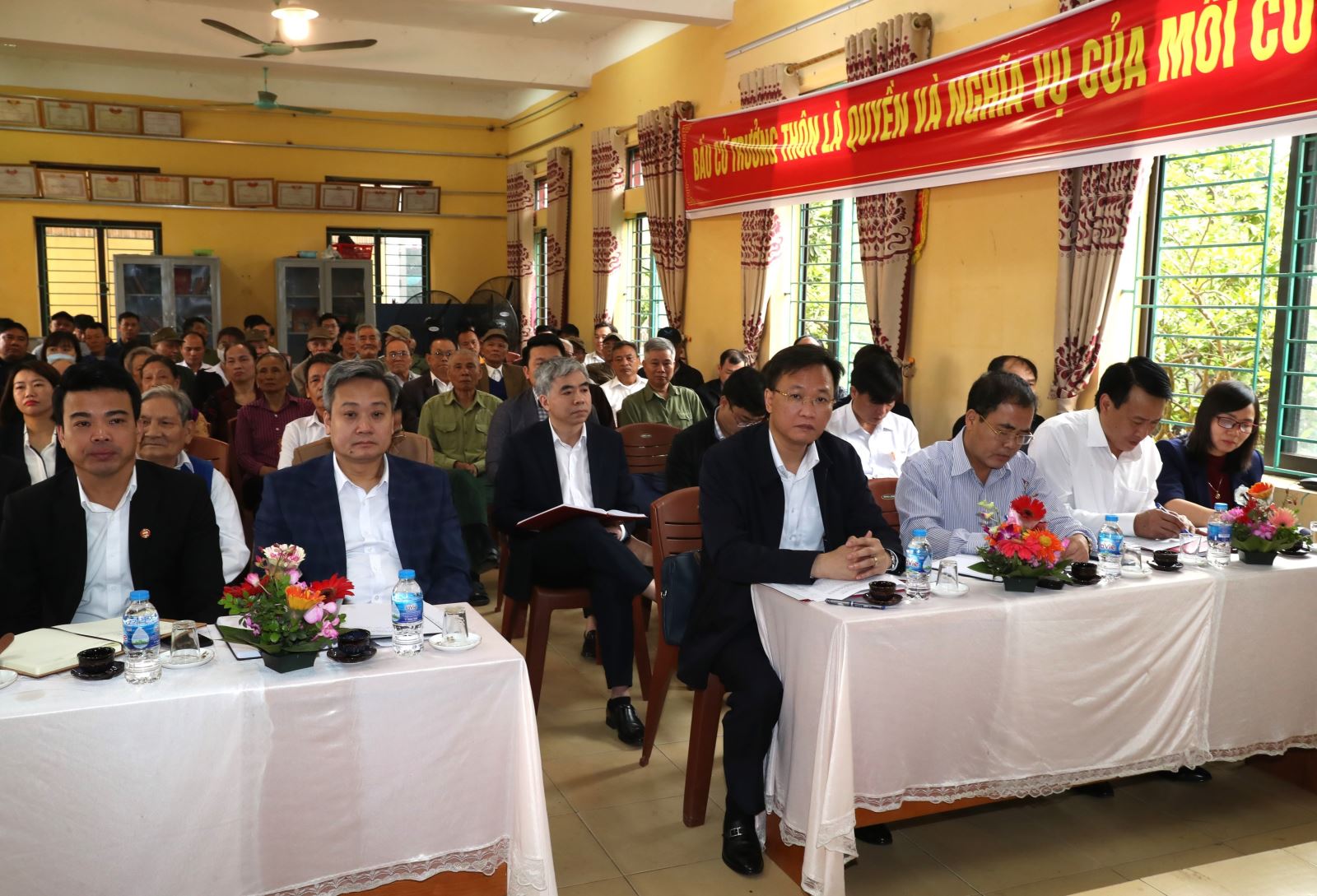 Đồng chí Nguyễn Hữu Nghĩa, Ủy viên Ban Chấp hành Trung ương Đảng, Bí thư Tỉnh uỷ dự sinh hoạt Chi bộ thôn Đan Kim, xã Liên Nghĩa, huyện Văn Giang