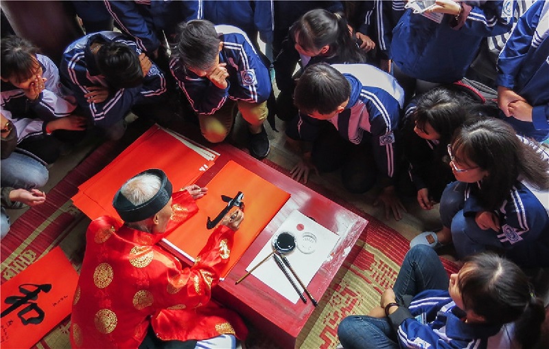 Xây dựng môi trường văn hóa lành mạnh, giải quyết tốt mối quan hệ giữa tăng trưởng kinh tế và phát triển văn hóa ở nước ta