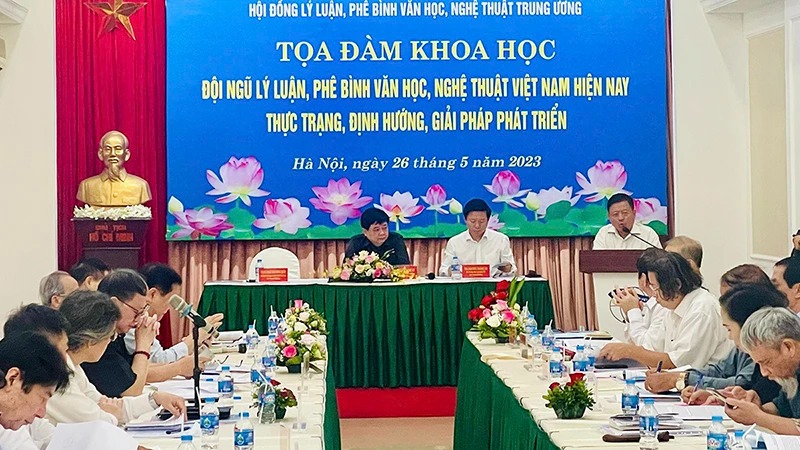 Để tiếp tục phát triển lý luận, phê bình văn học, nghệ thuật trong thời kỳ mới