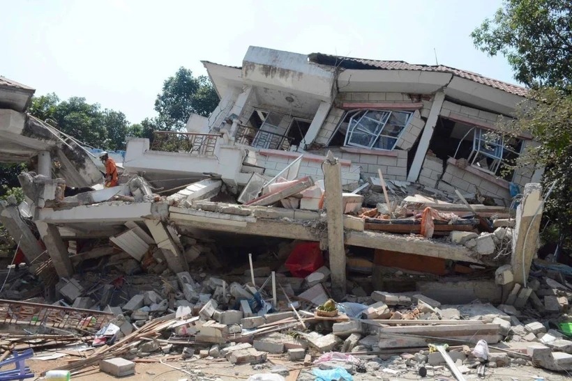 Quân đội Việt Nam không quản ngại đêm tối tìm kiếm nạn nhân động đất ở Myanmar