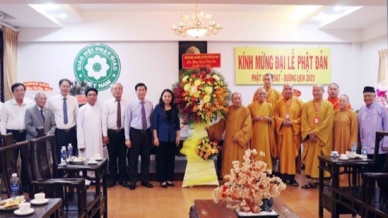 Tích cực tham gia các phong trào thi đua yêu nước, bảo đảm an sinh xã hội