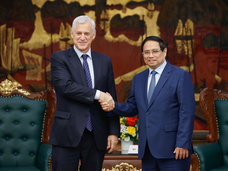 Thủ tướng đề nghị Standard Chartered hỗ trợ Việt Nam xây dựng các trung tâm tài chính quốc tế