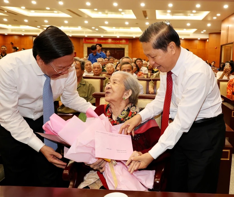 Tặng quà cho hơn 1,5 triệu người có công nhân 78 năm Ngày Thương binh-Liệt sỹ