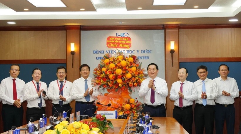 Trưởng Ban Tuyên giáo và Dân vận TW chúc mừng các tập thể, cá nhân ngành y tế