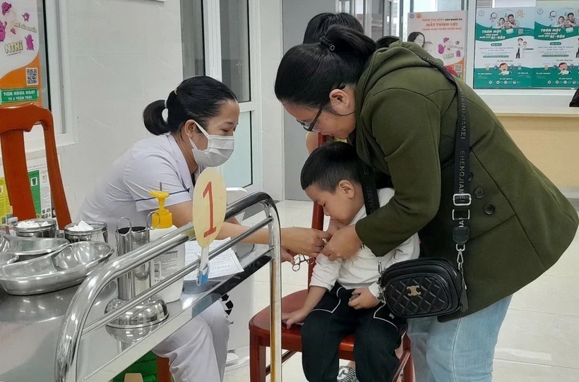 Các địa phương đẩy nhanh tiến độ tiêm vaccine phòng sởi cho trẻ