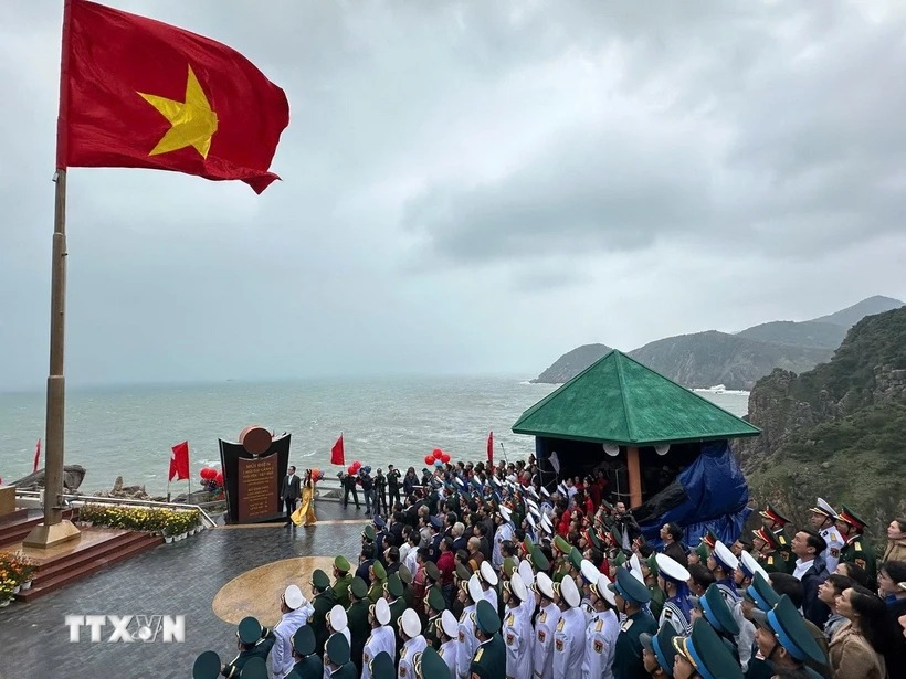 Chào cờ đầu năm mới ở nơi đón ánh bình minh sớm nhất trên đất liền Việt Nam